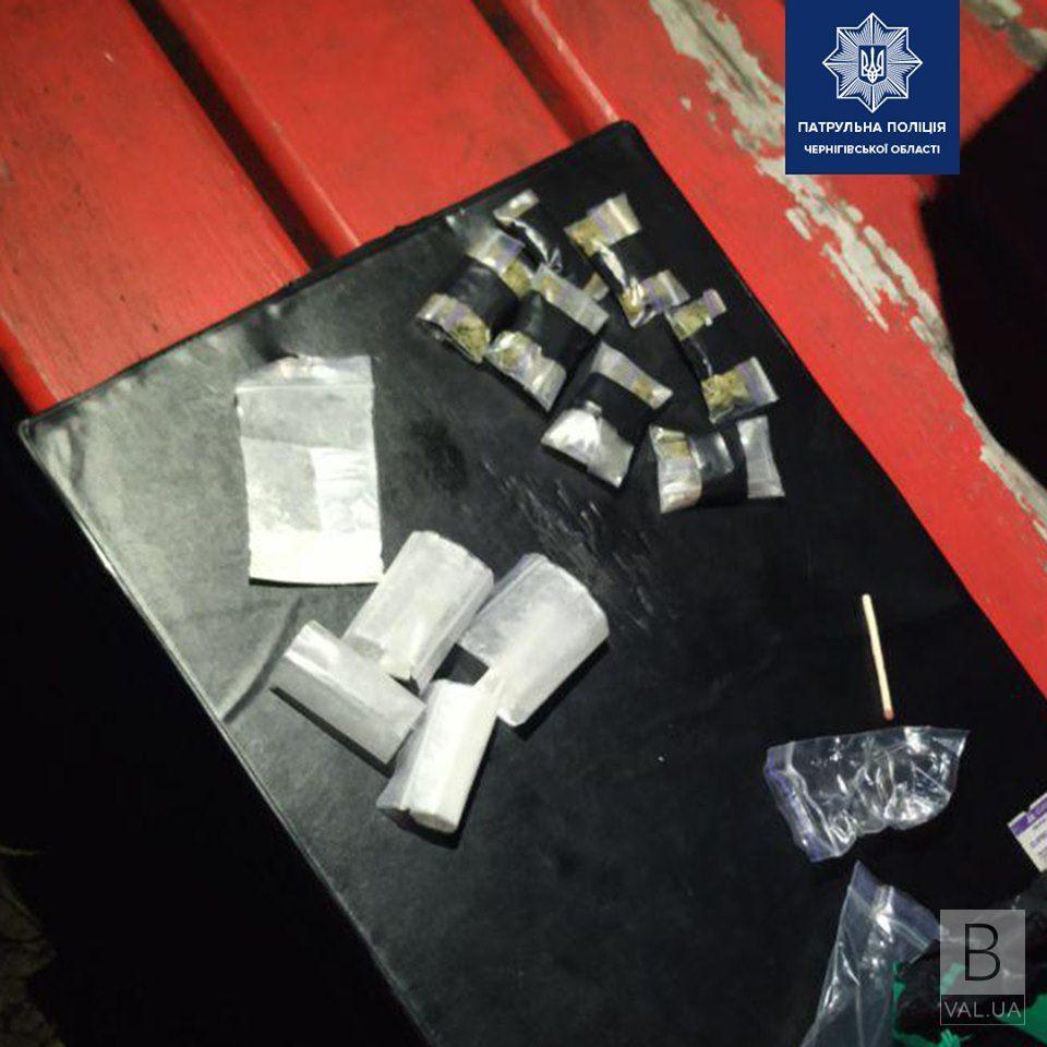 На проспекті Перемоги поліцейські виявили двох молодиків з наркотиками. ФОТО