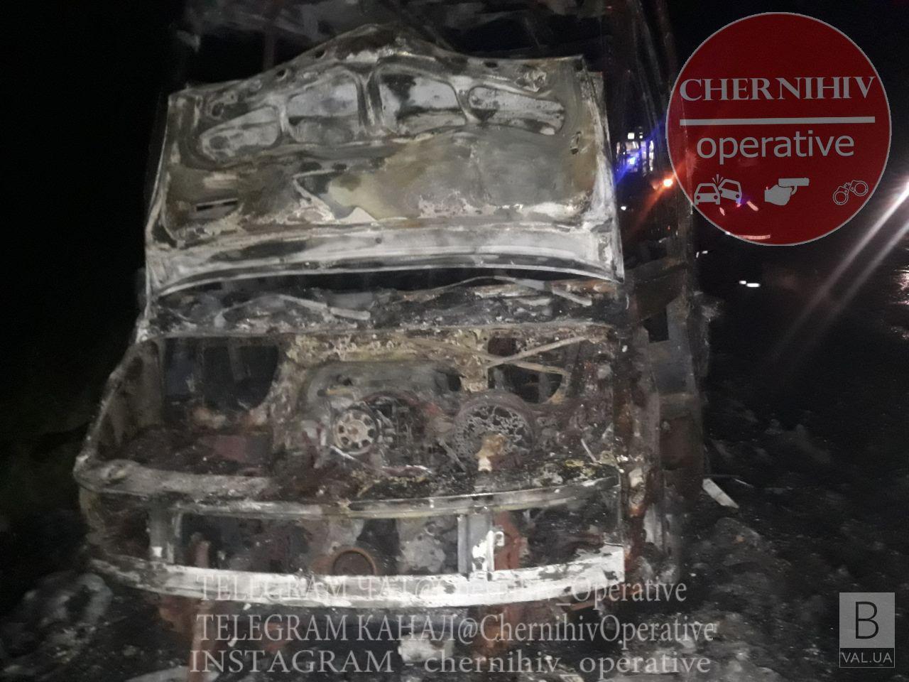 Возле Гарбузина дотла сгорел микроавтобус. ФОТОфакт