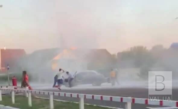 На Бобровице на заправке горел автомобиль. ФОТО