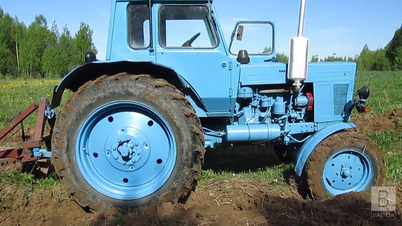 На Чернігівщині трактор придавив фаркопом голову водієві, який намагався поставити на колеса віз із сіном