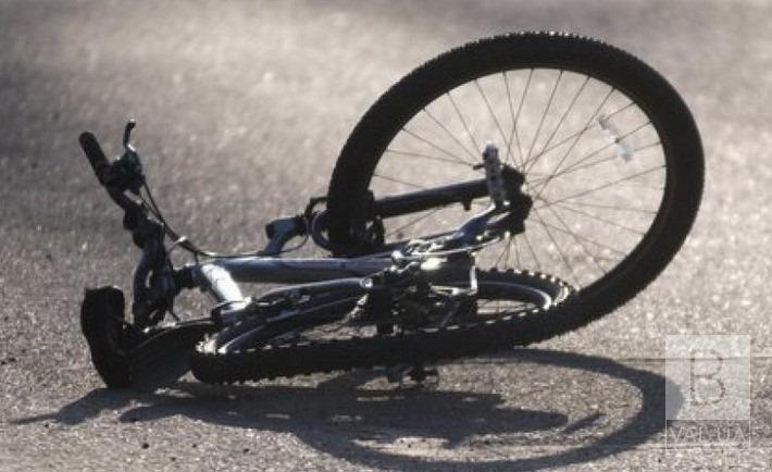У районі «Епіцентру» водій іномарки збив велосипедиста і втік