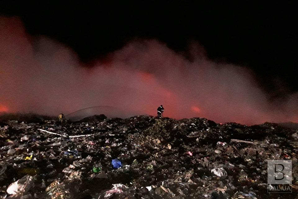 Масштабна пожежа на сміттєзвалищі у Прилуках: гасіння й досі триває. ФОТО
