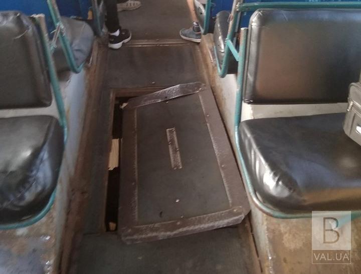 Тролейбус перевозив людей з відкритим люком у підлозі. ФОТОфакт