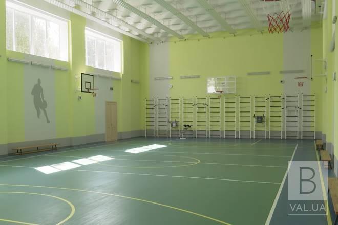 Без подрядчика и проекта: в черниговской школе сделали ремонт в спортзале загадочным образом
