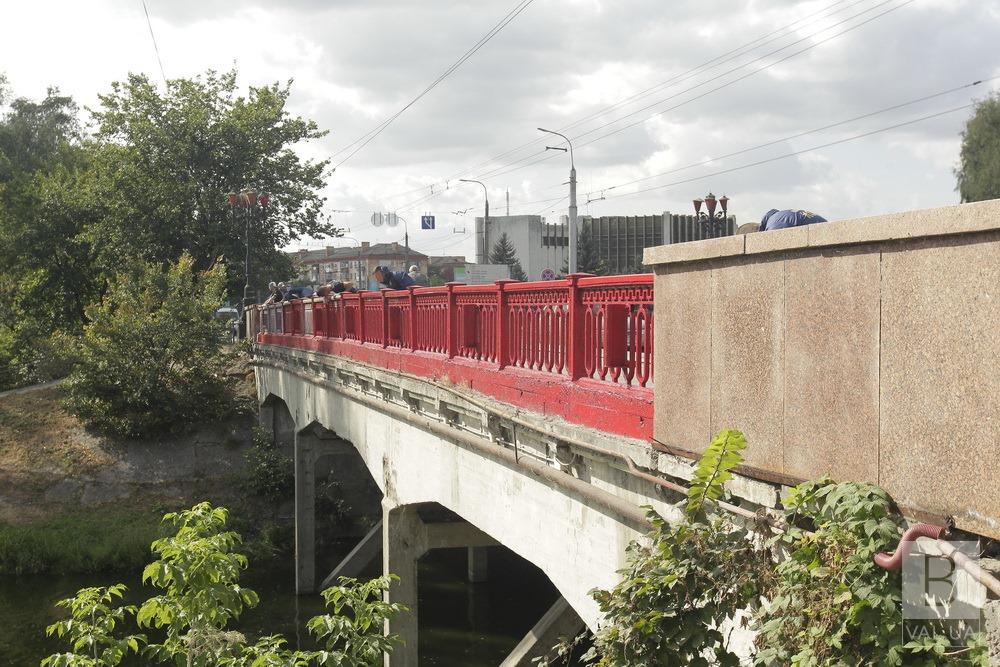 Неравнодушные черниговцы покрасили Красный мост. ФОТО