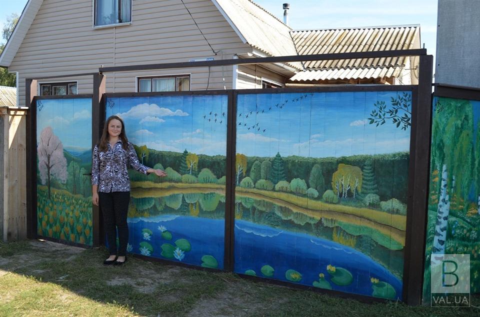 На Черниговщине 15-летняя школьница разрисовала забор полесскими пейзажами