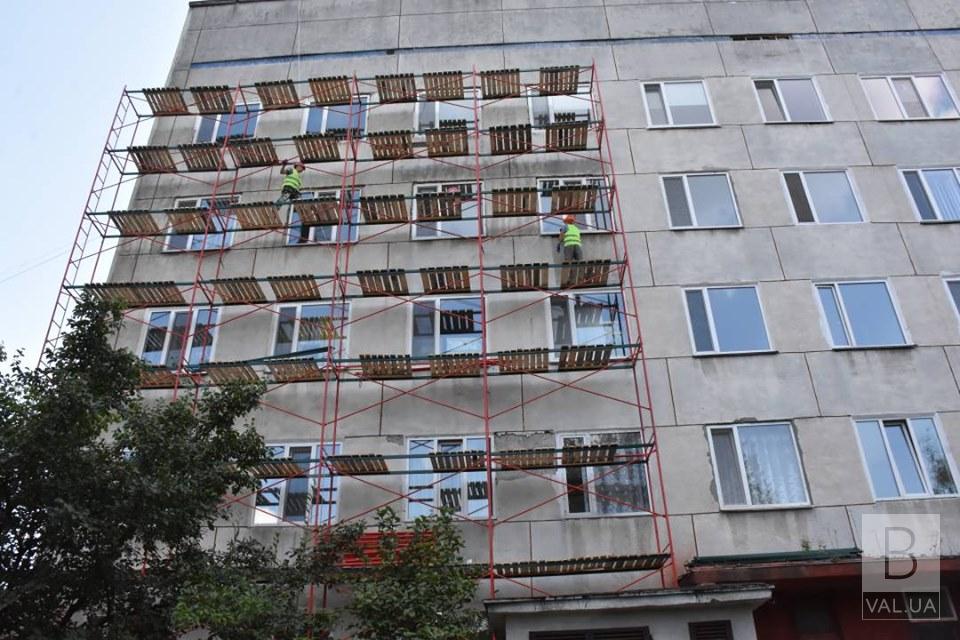 Черниговцам разъяснили, почему демонтировали гигантскую мозаику на фасаде роддома