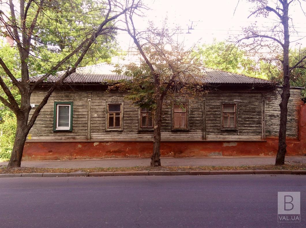 «Деревянное кружево Чернигова»: домик с петушками на Гончей. ФОТО