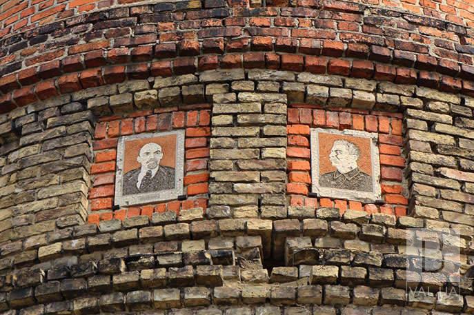 В Новгород-Северском продолжаются баталии вокруг изображений Ленина и Сталина на водонапорной башне