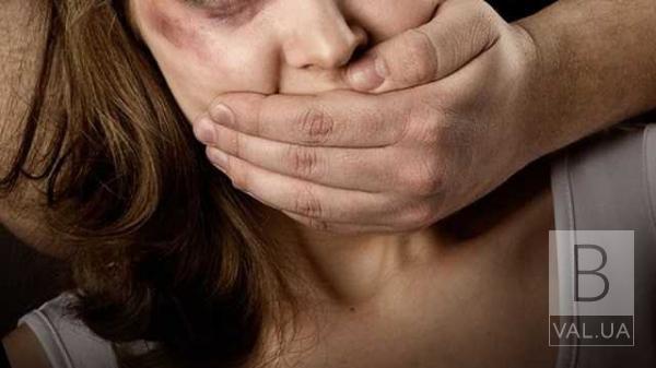 В Прилуках местный житель избил, ограбил и изнасиловал беременную женщину