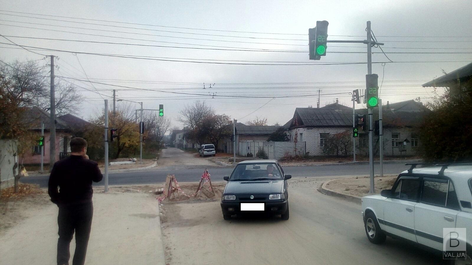 На Героев Чернобыля установили 2 светофора. ФОТОфакт