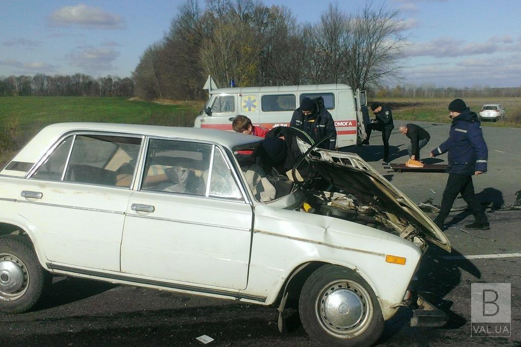 На Черниговщине спасатели высвобождали 88-летнего водителя из искореженного автомобиля. ФОТО