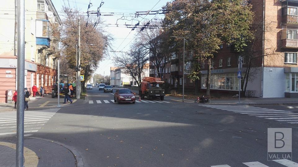 Дочекалися: у Чернігові на «проблемному» перехресті встановлюють світлофор. ФОТОфакт