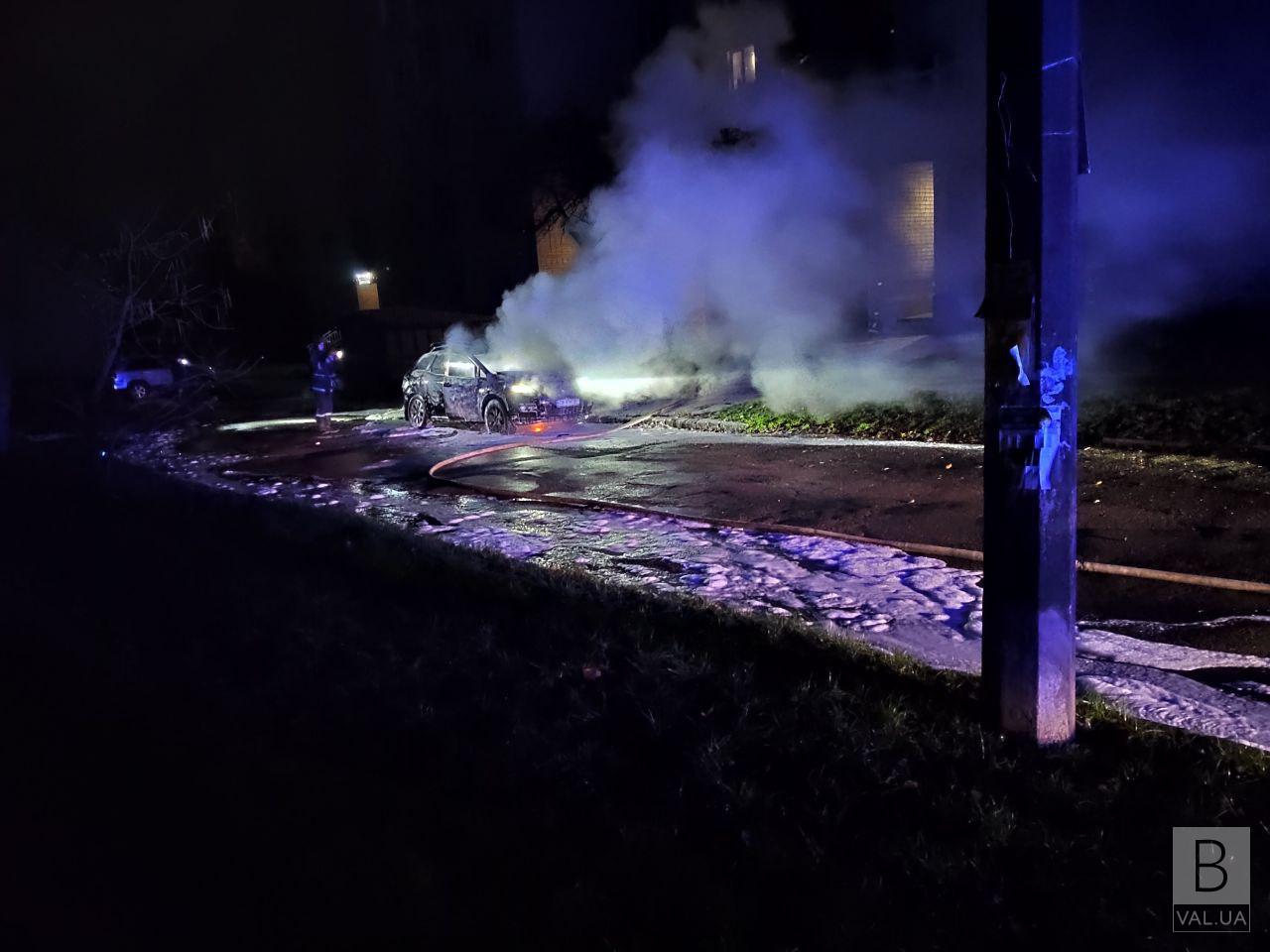 В течение ночи в Чернигове горели три автомобиля. ФОТО