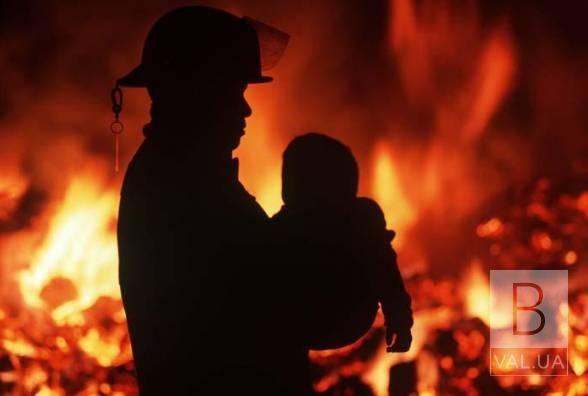 У Куликівському районі троє маленьких дітей отруїлись чадним газом під час пожежі у власному будинку
