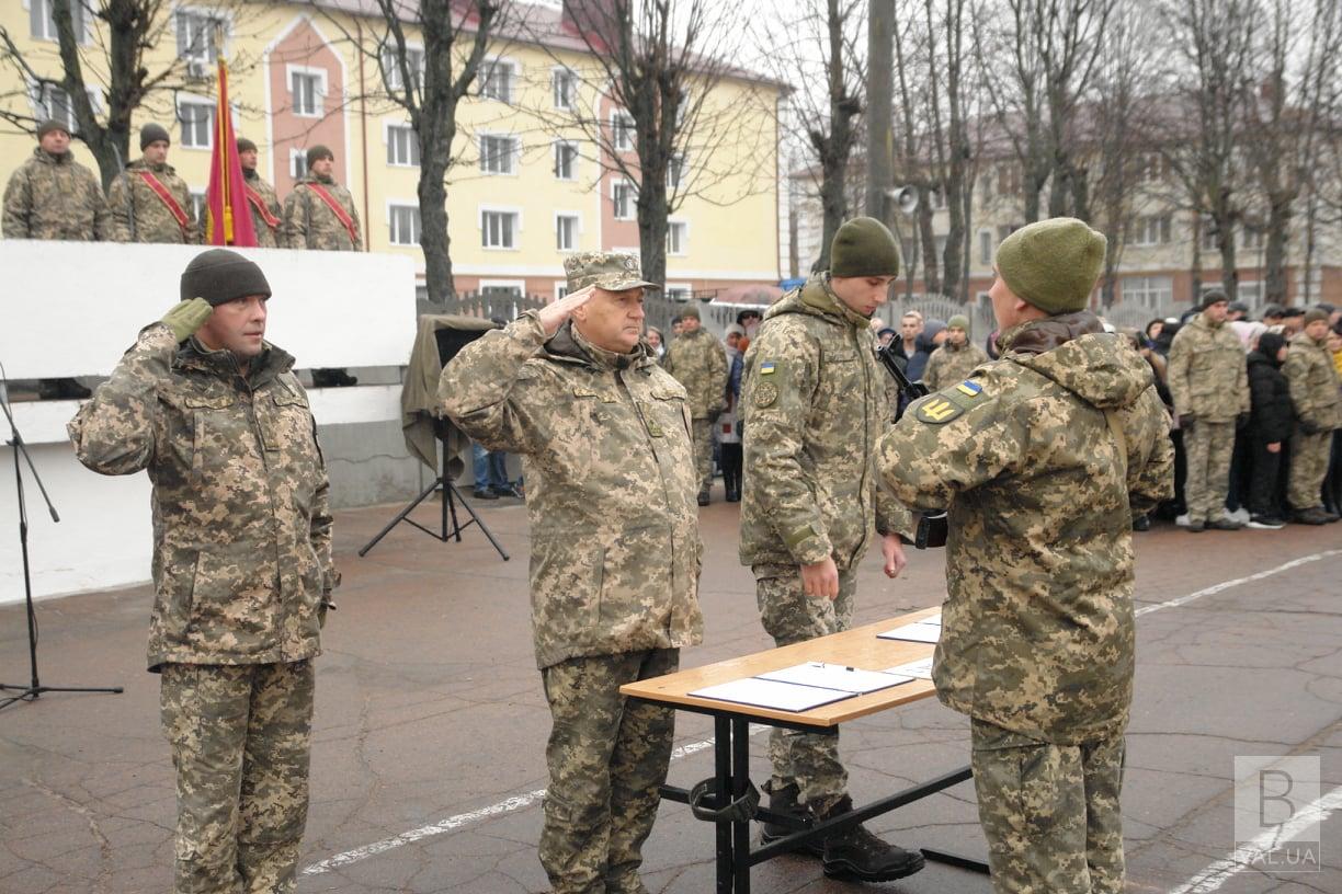 В Чернигове 268 юношей приняли военную присягу. ФОТО