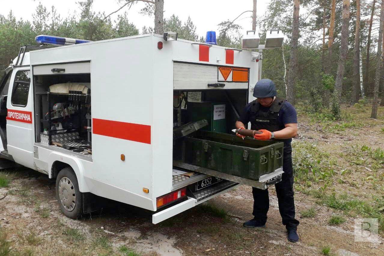 Мчсники уничтожили 27 боеприпасов, которые обнаружили в Новгород-Северском районе