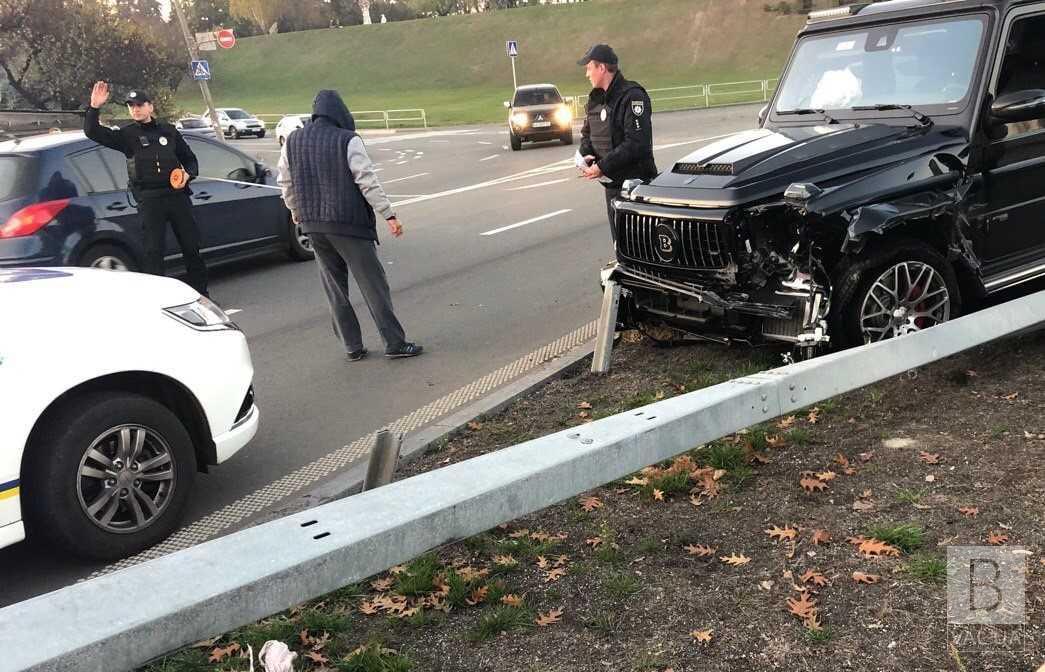 За поврежденный отбойник водитель «Брабуса» заплатил почти 120 тысяч гривен