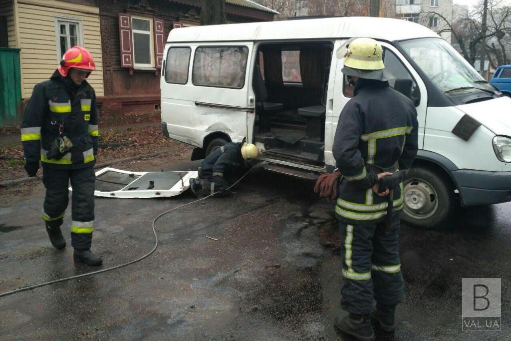 Рятувальники допомогли перевернути авто після ДТП на перехресті Пятницької і Софії Русової. ФОТО