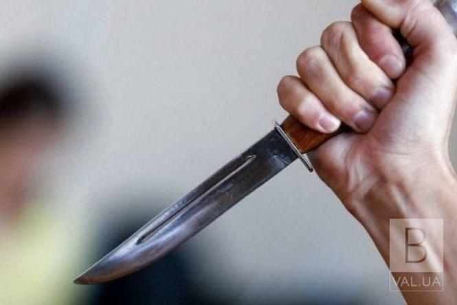 В Прилуках мужчина во время застолья бросился с ножом на соседа
