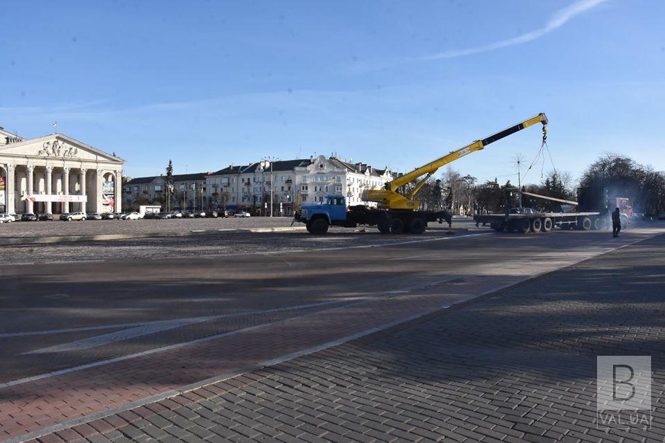 На Красній площі почали встановлювати ковзанку: цьогоріч вона трохи змінила локацію. ФОТО