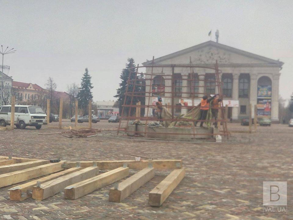 На Красній площі розпочали встановлювати головну ялинку міста. ФОТОфакт