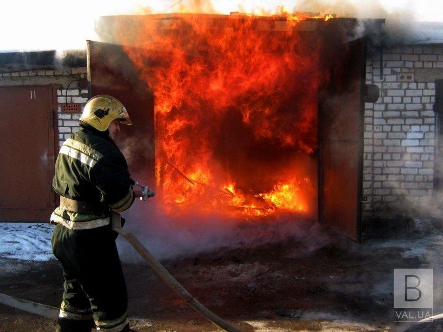 У Семенівці у гаражі згоріли мопед та два автомобілі