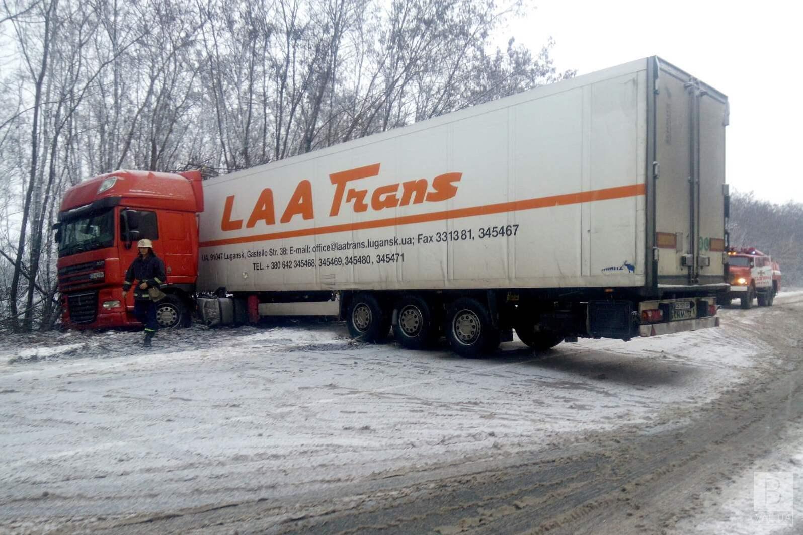 На Чернігівщині надзвичайники вивільнили 3 вантажівки. ФОТО