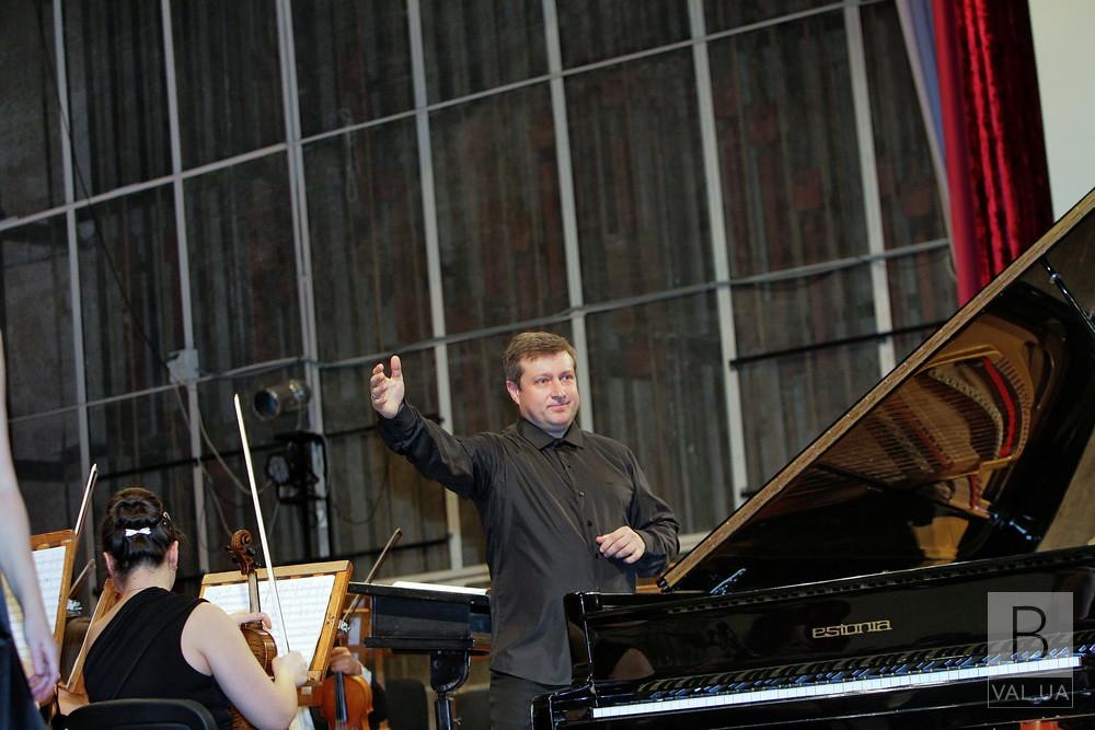 Дирижер оркестра черниговской филармонии получил звание «Заслуженный артист Украины»
