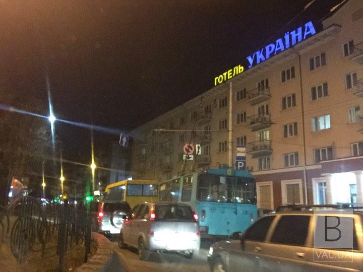 Возле «Украины» маршрутка и троллейбус не поделили» дорогу. ФОТОфакт