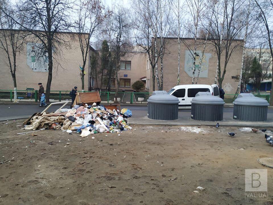 На місці стихійного смітника на Рокосовського встановлять бетонне кільце для великогабаритного непотрібу. ФОТО
