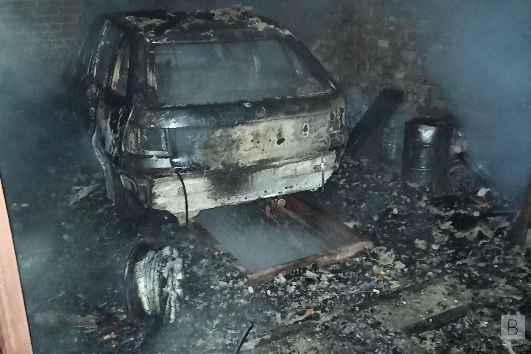 На Прилуччине горел гараж с автомобилем внутри. ФОТО