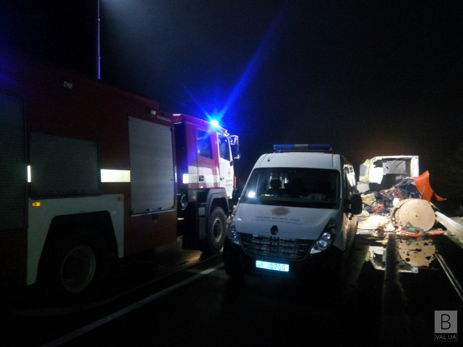 На Чернігівщині зіткнулись вантажівка, пасажирський автобус та легковик: загинули троє, постраждали 15. ФОТО