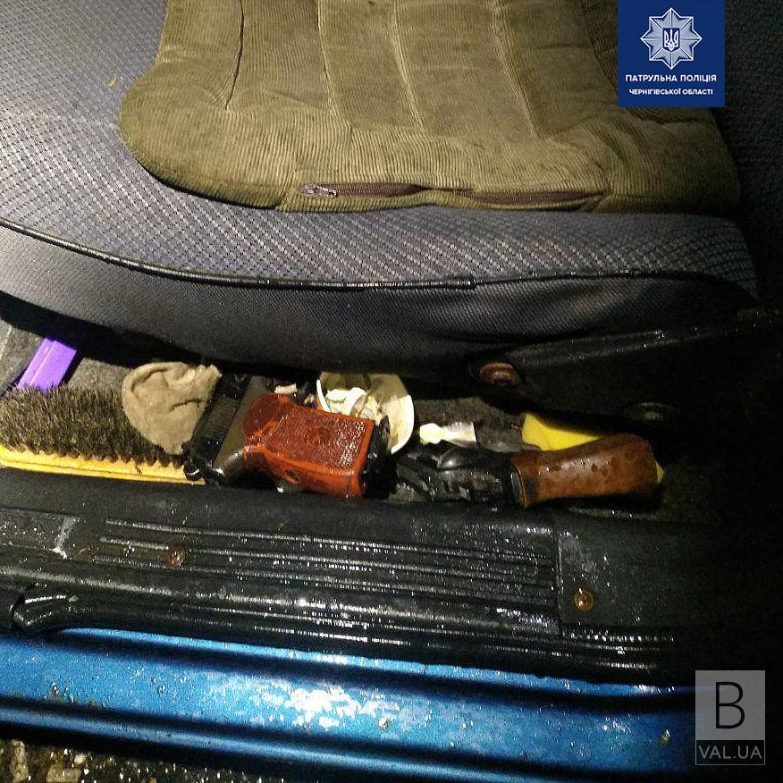 У черниговца в машине патрульные нашли оружие «сомнительного происхождения». ФОТО