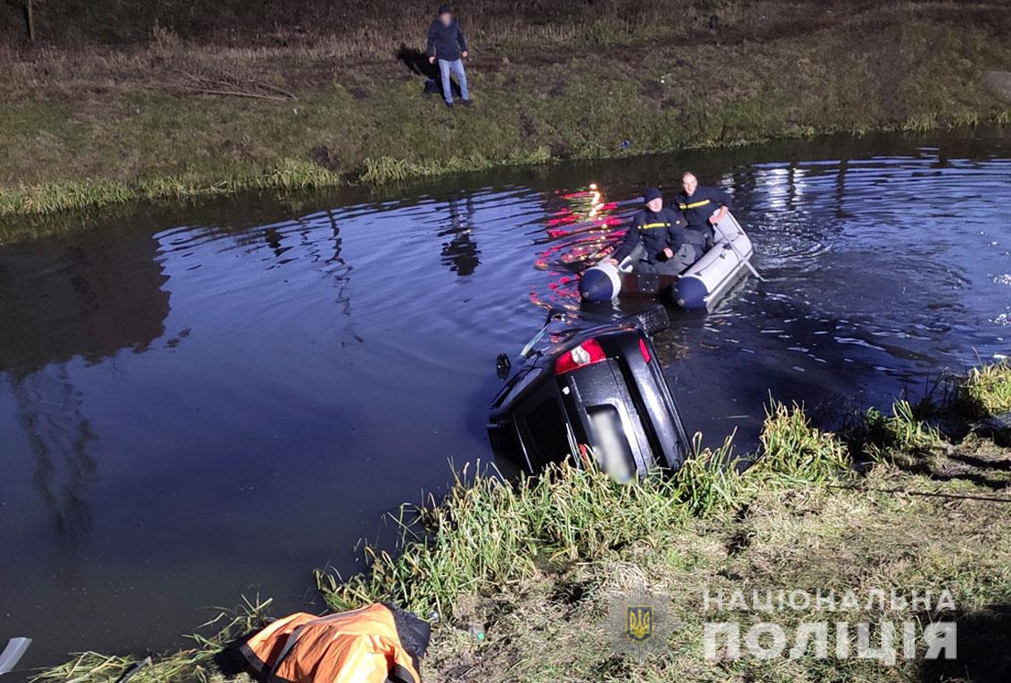 Рятувальники розказали, як піднімали з річки затонуле внаслідок ДТП авто. ФОТО