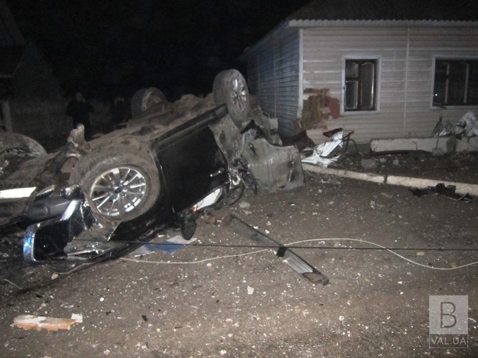 У Борзні позашляховик втаранився в житловий будинок: є загиблі. ФОТО