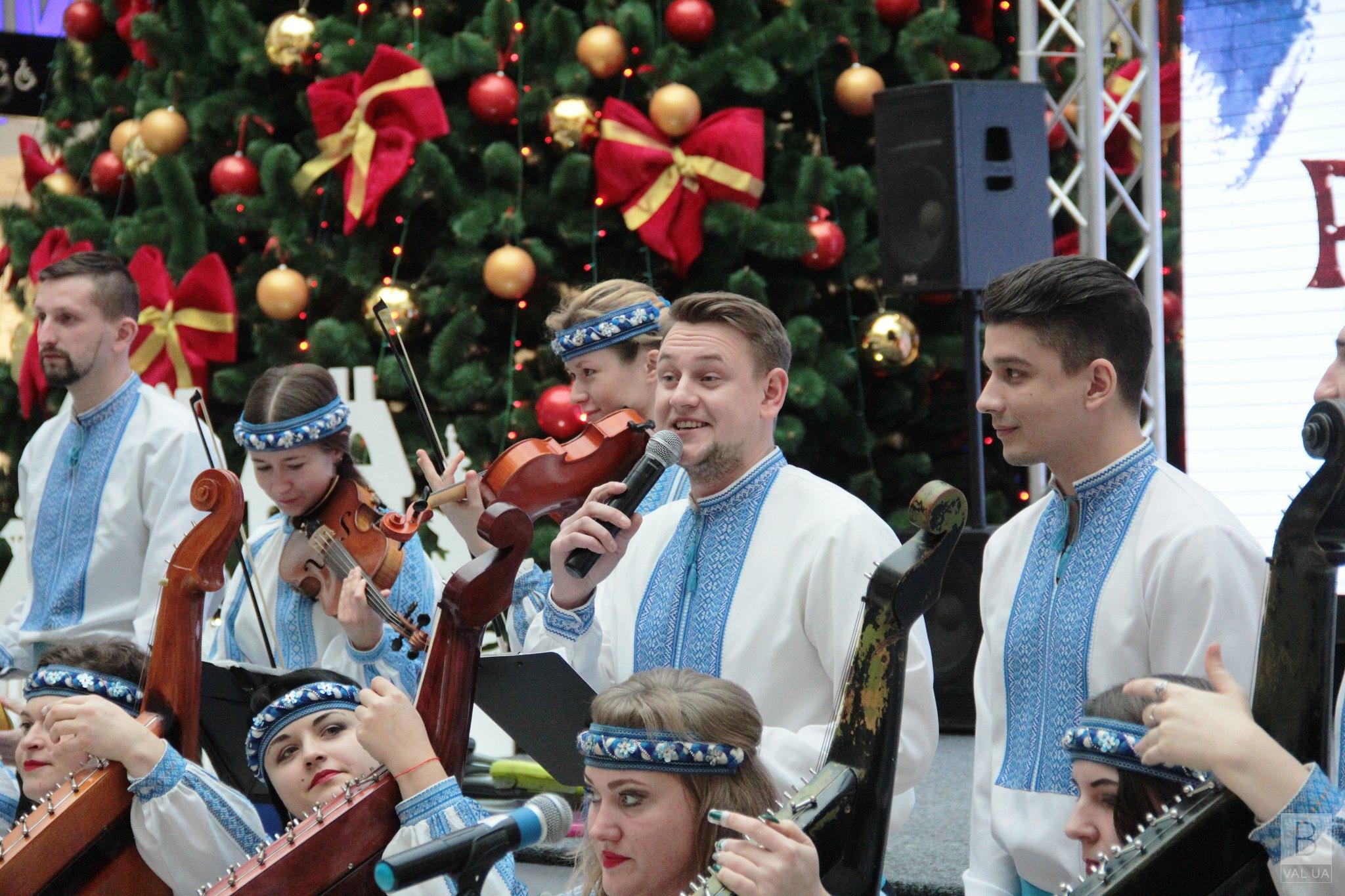 У «Голівуді» капела бандуристів та хор привітали чернігівців з Різдвом. ФОТО