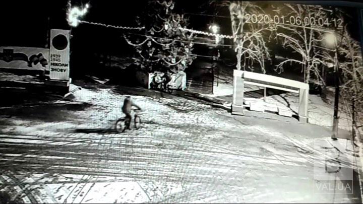 В Острі невідомі на велосипедах розтрощили огорожу біля головної ялинки міста ВІДЕО