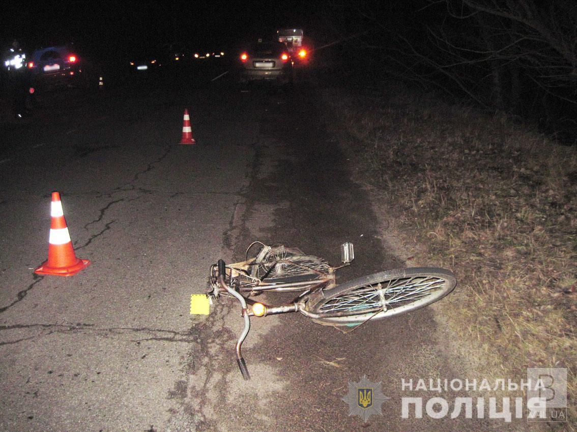 Поліція встановлює обставини смертельної ДТП на Козелеччині, в якій загинув велосипедист. ФОТО 
