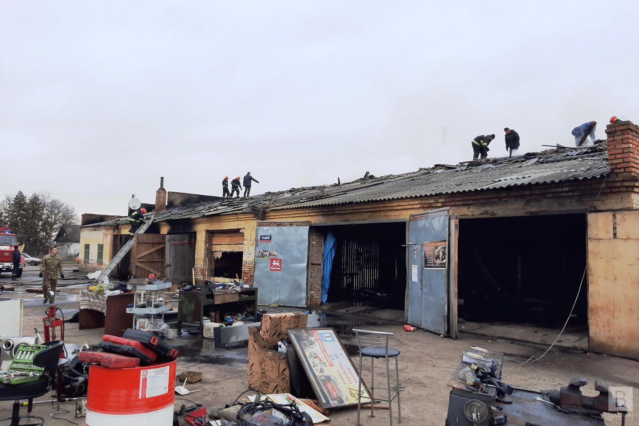 В Нежине на территории предприятия сгорел гараж: огнем уничтожены две машины. ФОТО