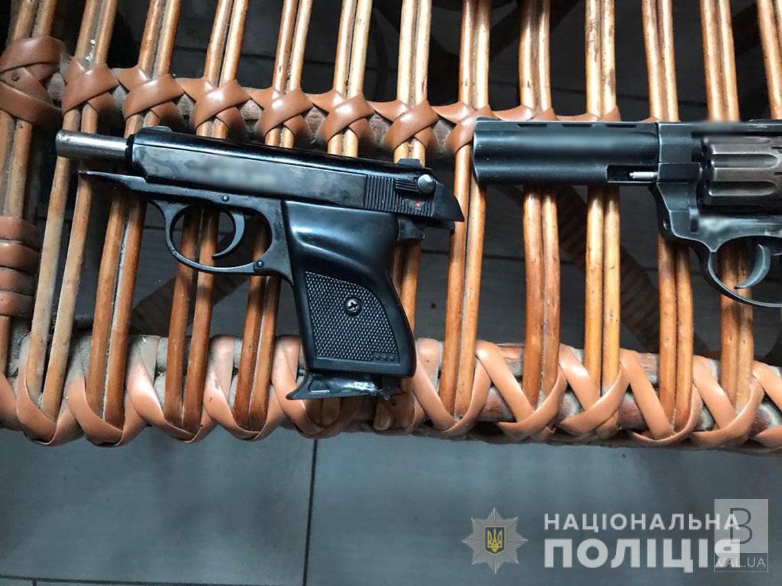 У жителя Чернигова изъяли два пистолета, около ста патронов и 300 граммов конопли. ФОТО
