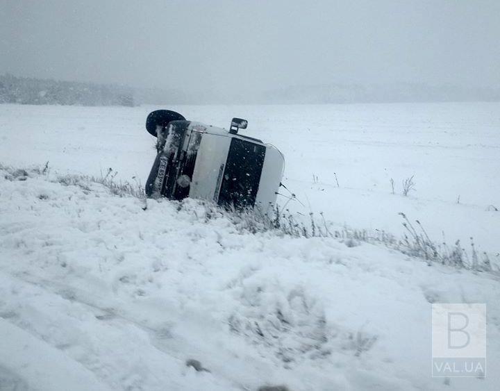 В аварію на трасі Чернігів-Сеньківка потрапив мікроавтобус. ФОТОфакт