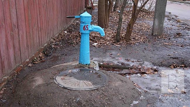 Тільки до водорозбірної колонки: у Чернігові придумали новий спосіб постачання води злісним боржникам