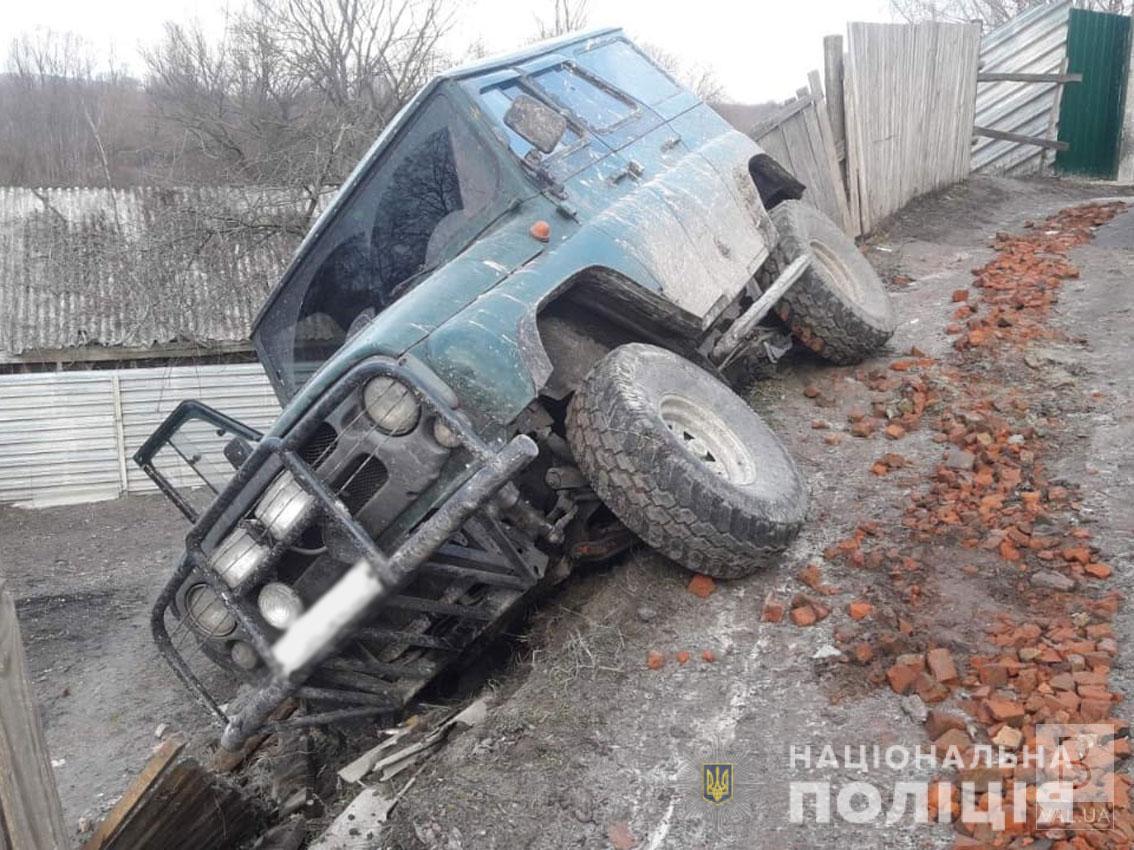 В Новгород-Северском пьяный водитель на внедорожнике врезался в забор  частного дома. ФОТО