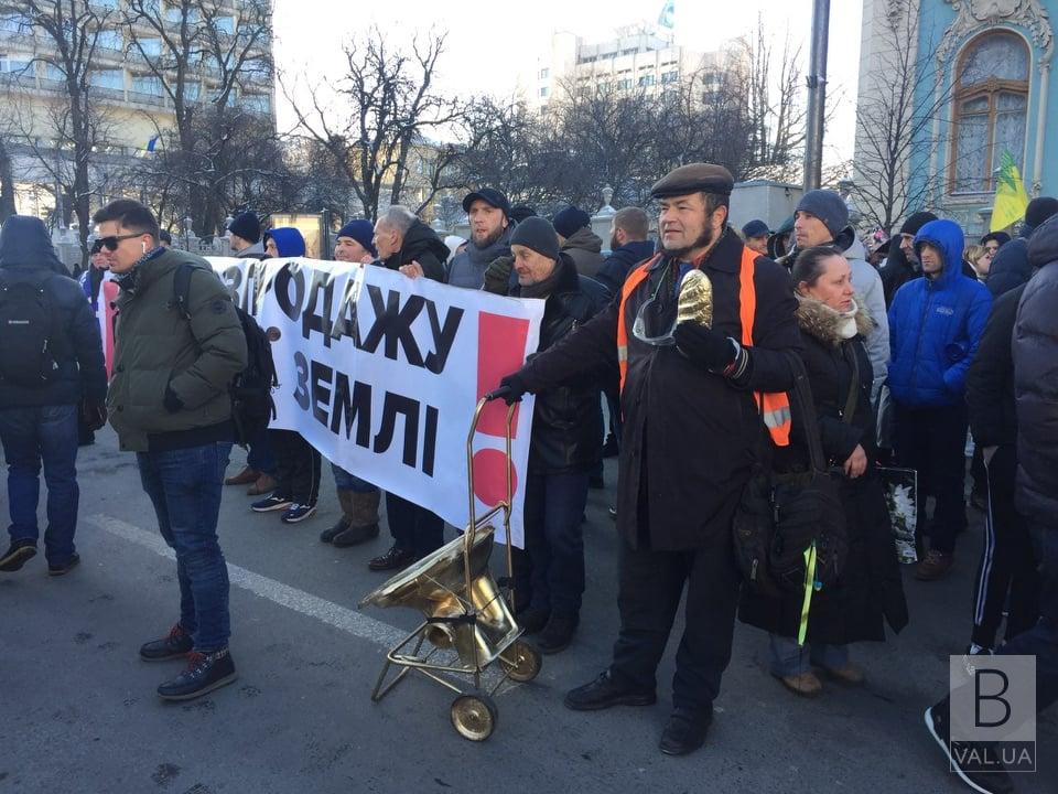 Протестующие принесли депутатам и министрам золотые унитаз и батон. ФОТО