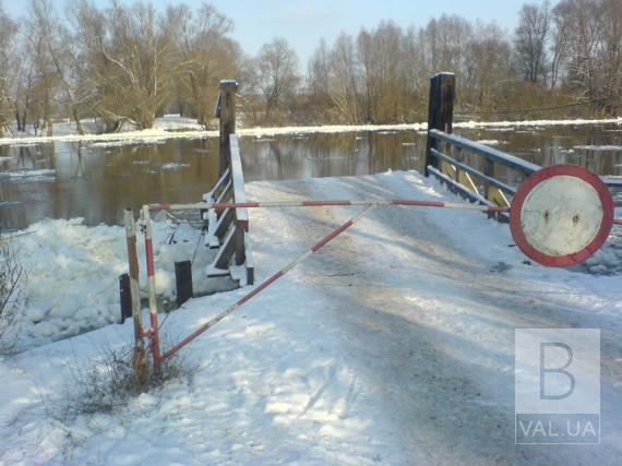 На Черниговщине в связи с ледоходом на Десне развели понтонный мост 