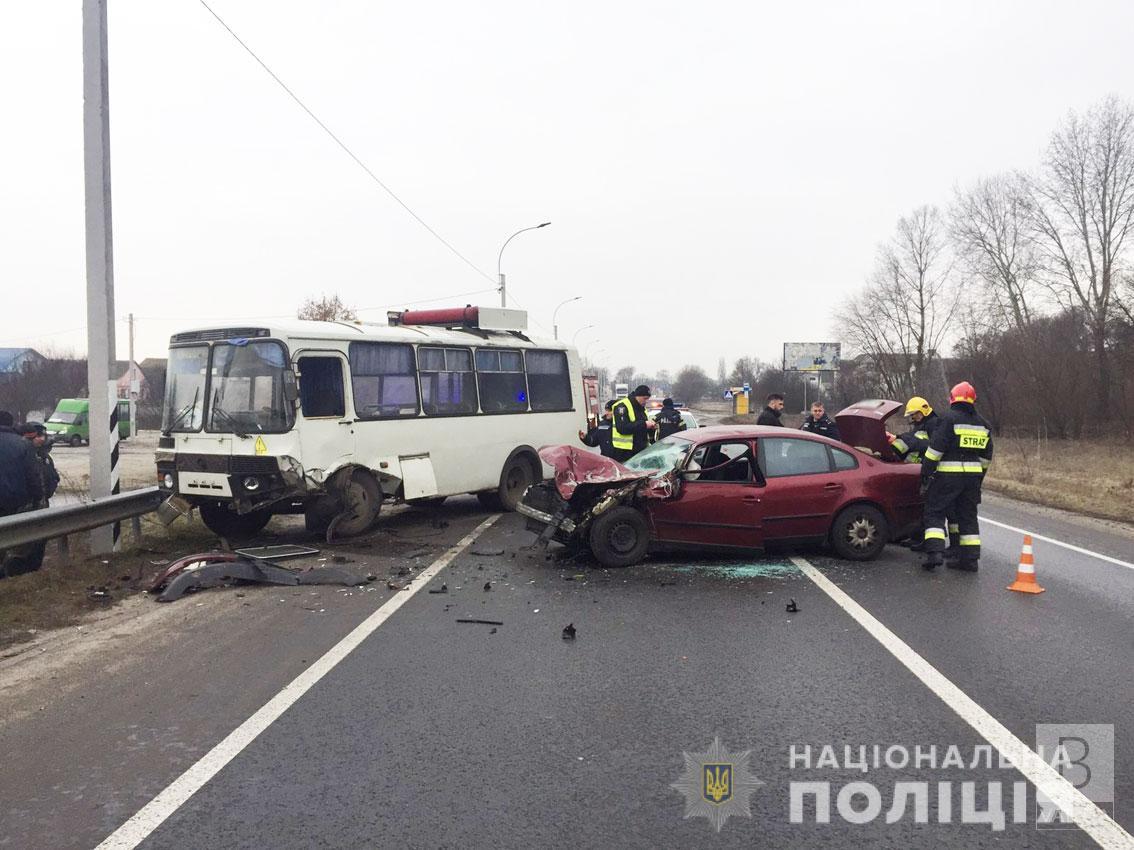Біля Новоселівки зіткнулись «Фольксваген» та пасажирський автобус: водій легковика загинув на місці. ФОТО