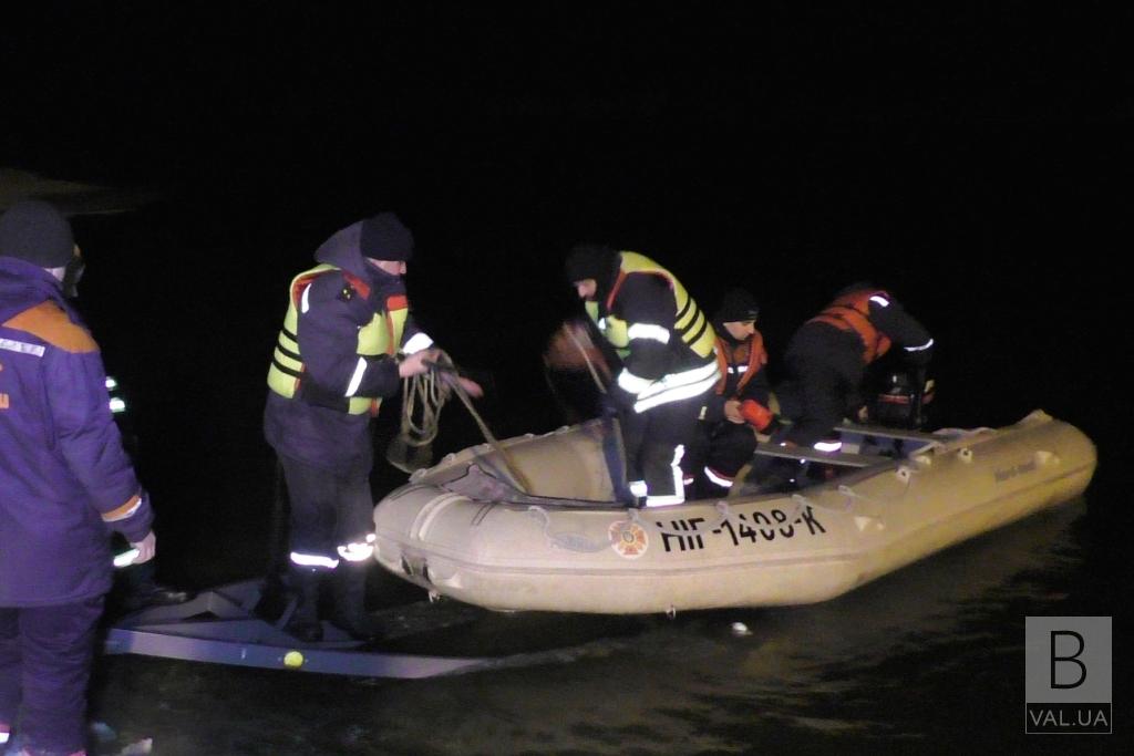 В Чернигове спасатели переправили через реку Десна двух девочек, которые заблудилися