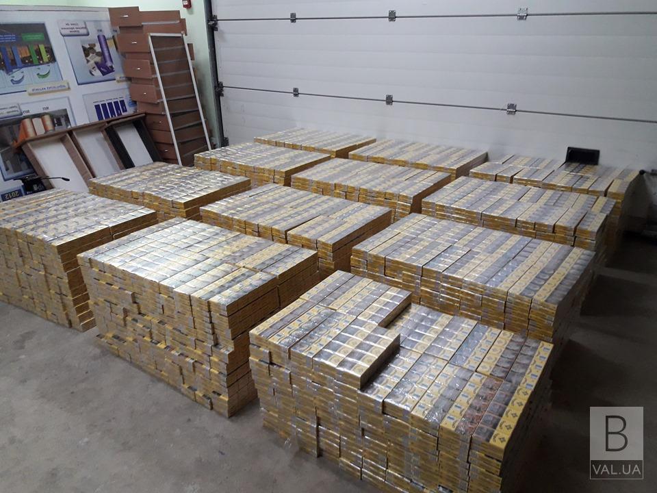 Білорус сховав в подвійній стелі напівпричепу понад 24 тисячі пачок контрабандних цигарок. ФОТО