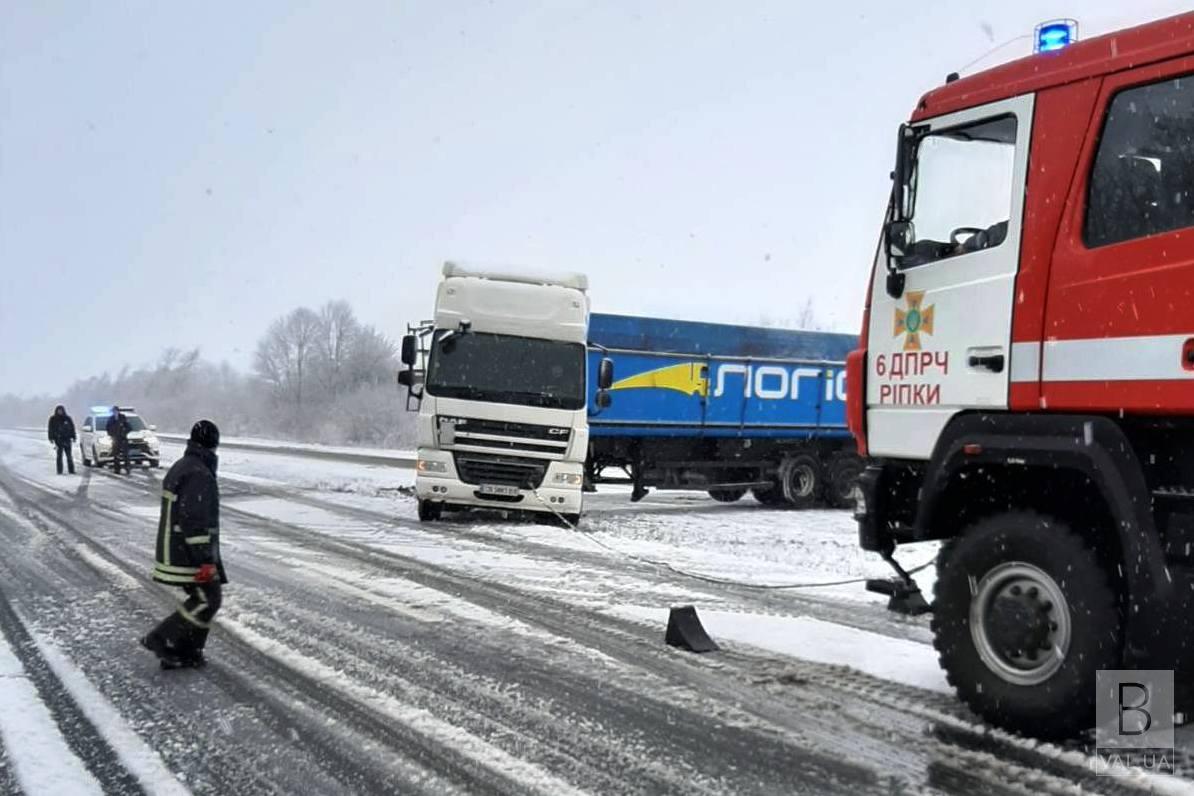Чернігівські рятувальники вивільнили 3 легкових та 1 вантажний автомобіль. ФОТО